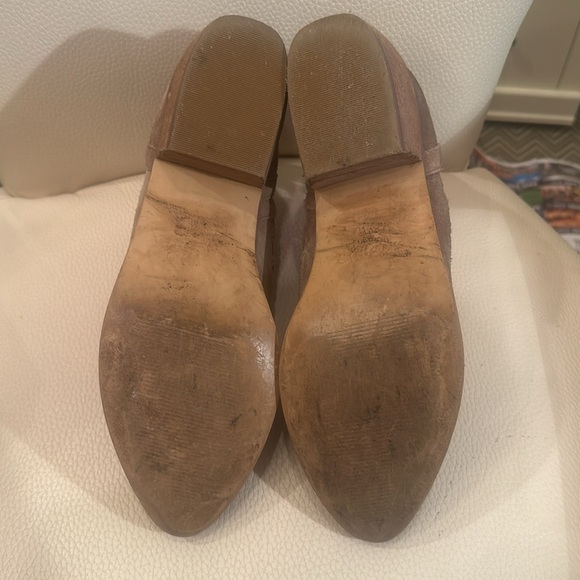 Crown Vintage 8.5 EUC Taupe Suede Booties Cut Out Closed Toe Chunky Heel - Picture 7 of 9